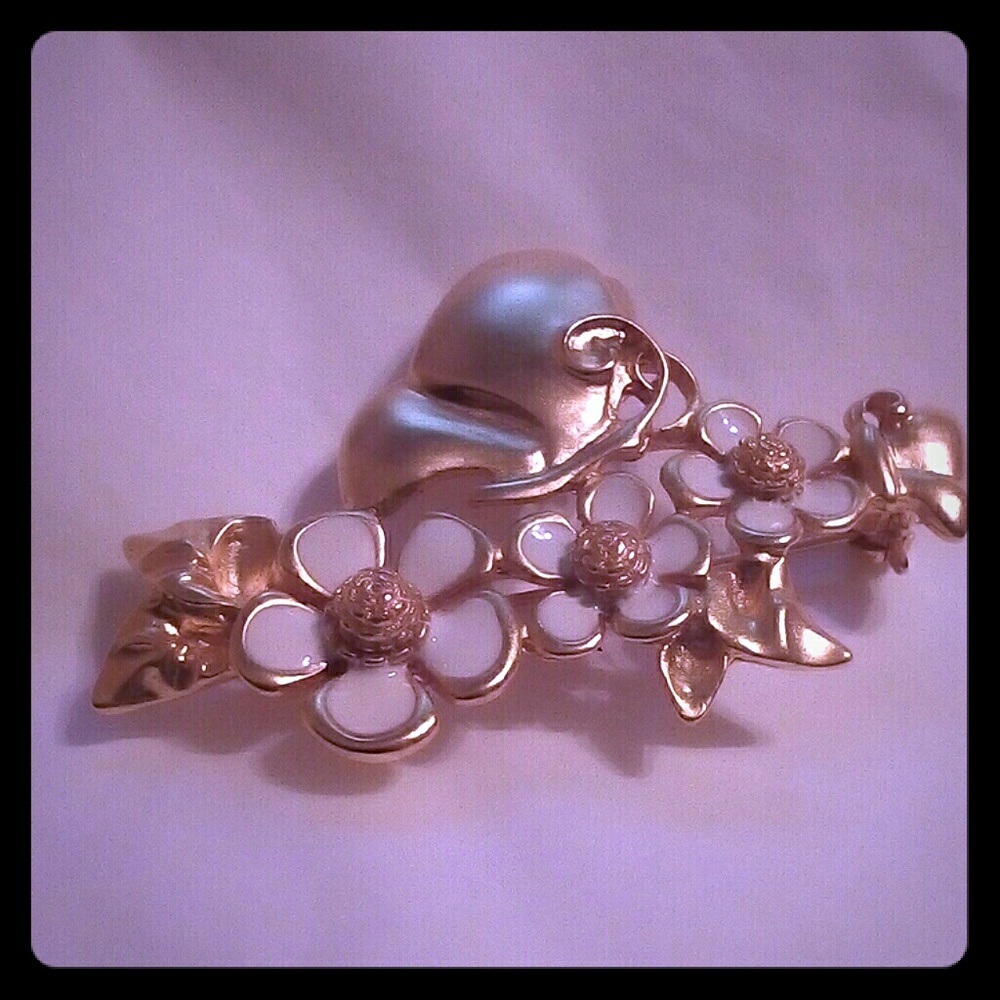 Vint gold tone white enamel flower brooch pin